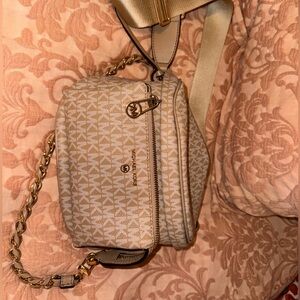 Michael Kors slater beige nude color belt bag waist bag
Like new condition